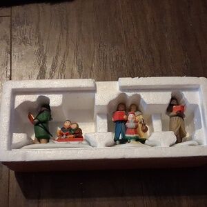 Dept 56 Heritage Village Collection CAROLING THRU THE CITY W/Box